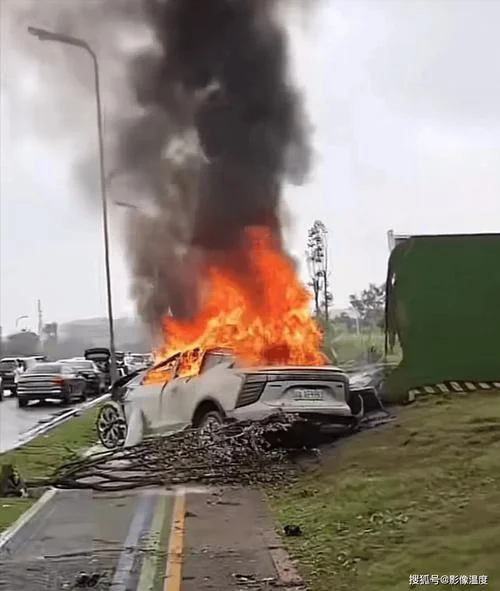 梦见自己小车起火了_1