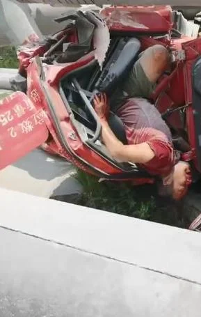 梦见开车翻车压人了_1