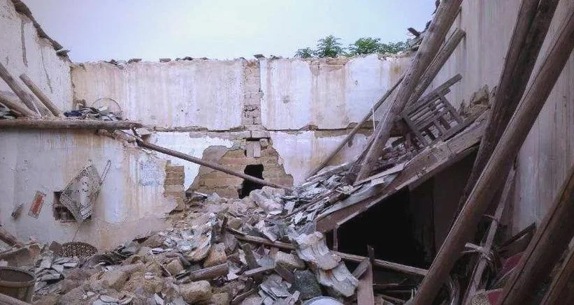 梦见地震楼倒了_2