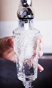 梦见烧水水溢出来_2