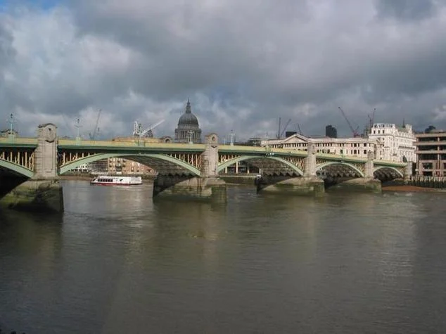 泰唔士桥是哪个国家的_2