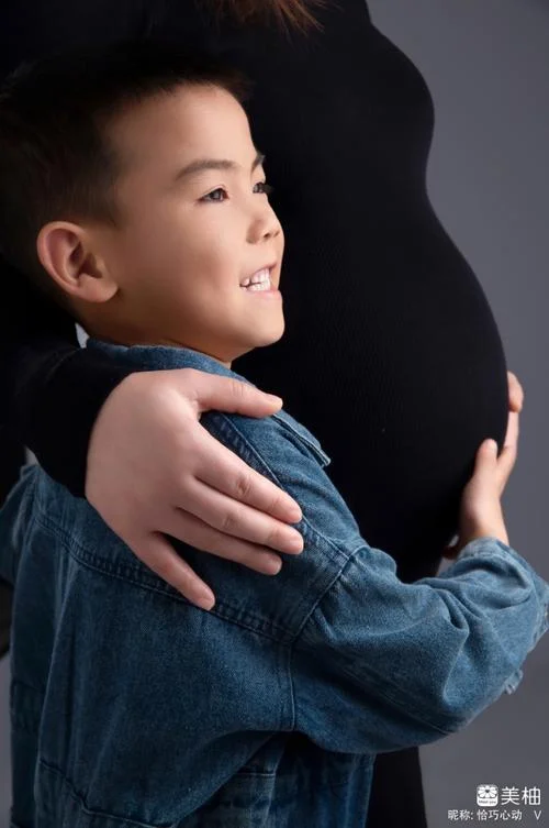 孕妇梦见抱着小男孩笑_1