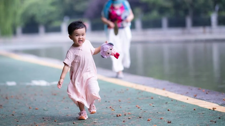 梦见怀里抱着小孩子跑_1