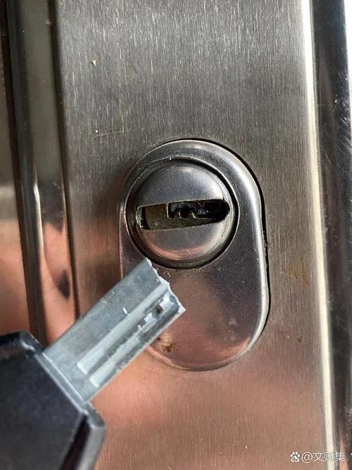 梦见拿钥匙开不开锁_2