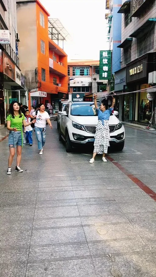 老太太跳皮筋下一句-老太太跳皮筋答案