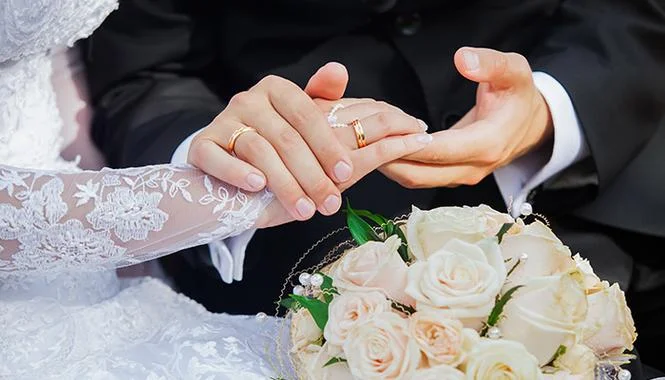 梦见未成年的小孩结婚_1