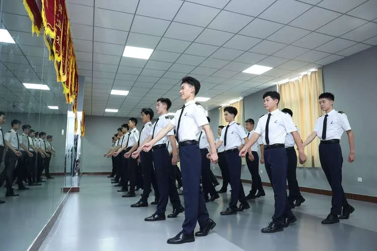 艺考空乘自我介绍男生-艺考空乘男生自我介绍