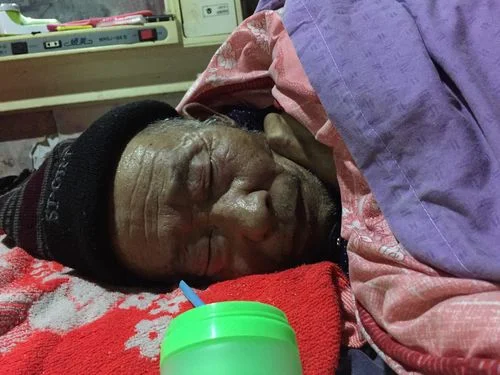梦见救护车里的老人_2