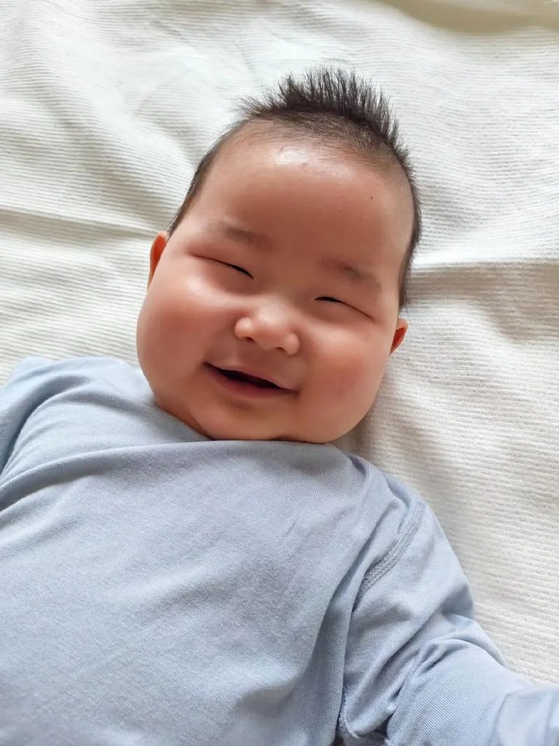 梦见自己生了男孩会笑_1