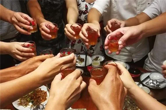 梦见去世父亲给酒喝_1