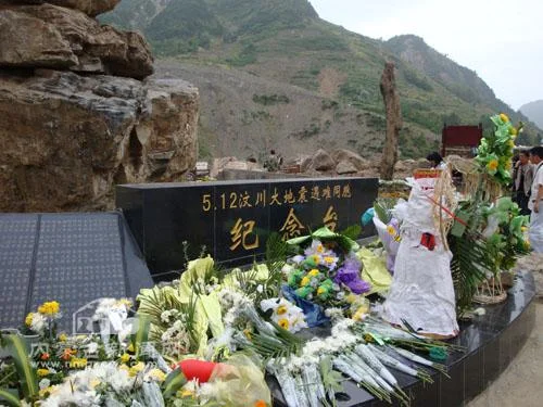 做梦梦到地震车祸_2