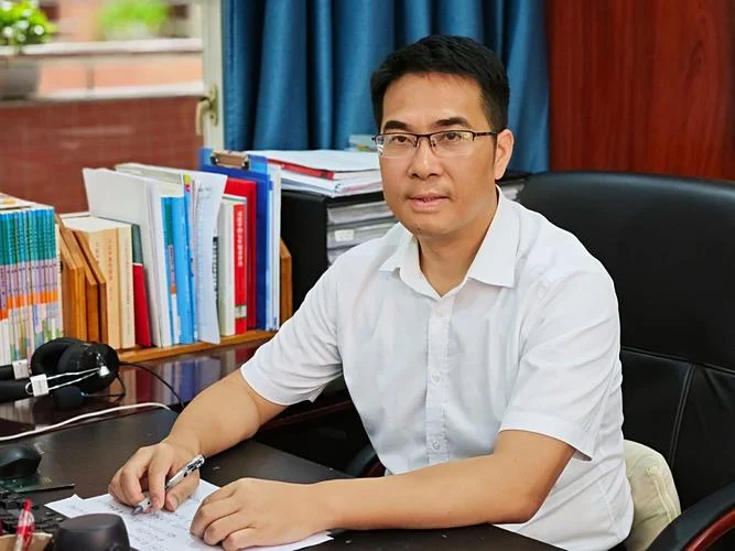 海南省东方中学的校长_1