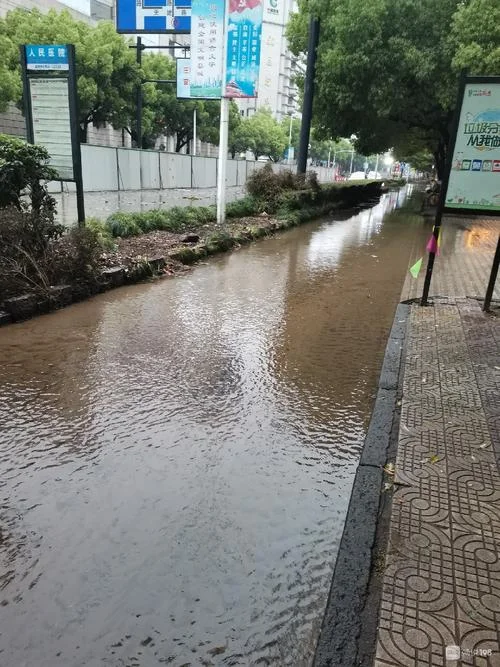 梦见在路上全是水_2