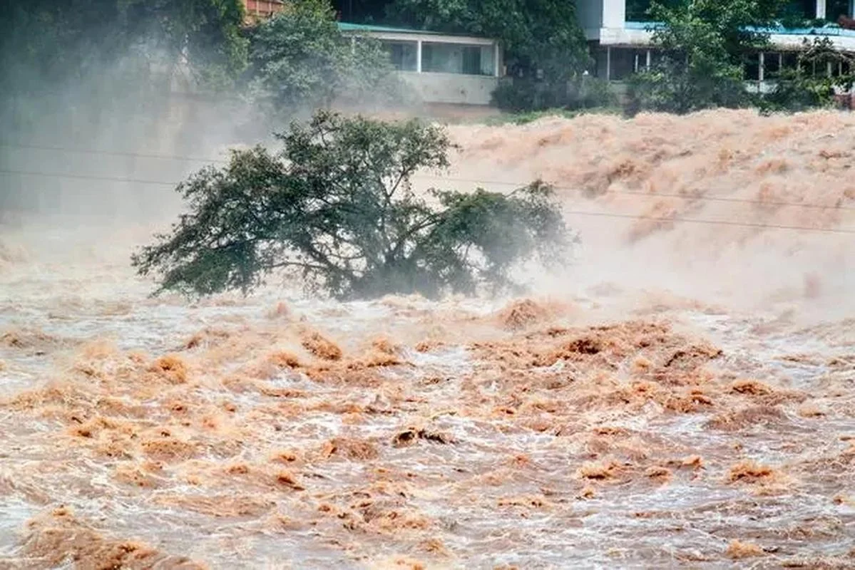 梦见下大雨河水暴涨什么征兆_1
