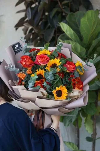 女人梦见别人送花给我_1