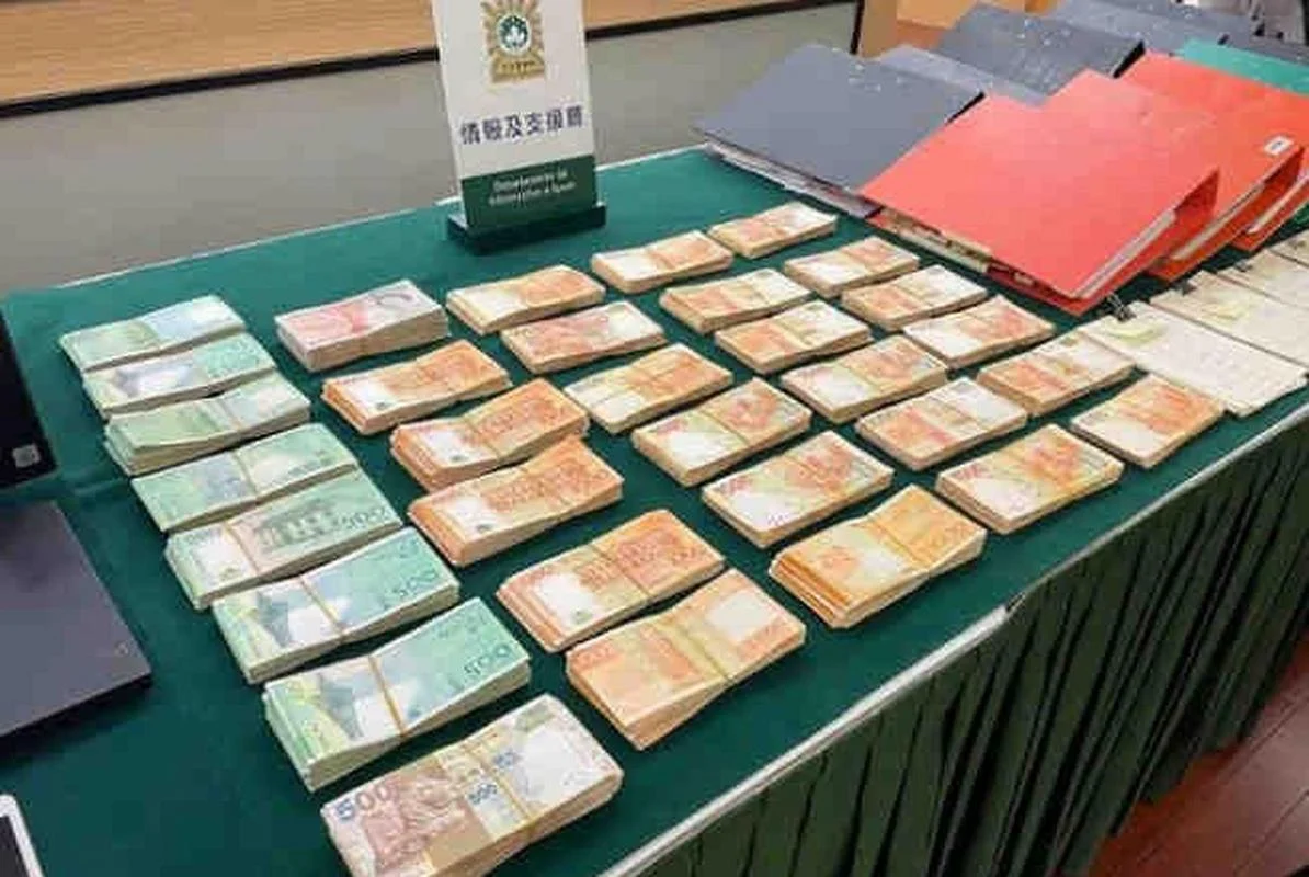 梦见赌博赢钱被警察追_1