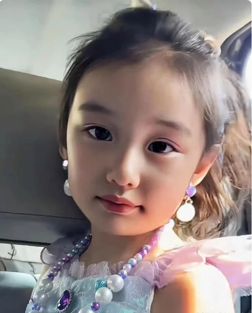 杨幂女儿如今多大了_2