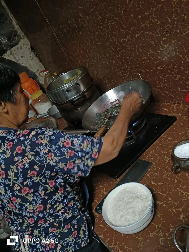 梦到去世的婆婆做饭_1