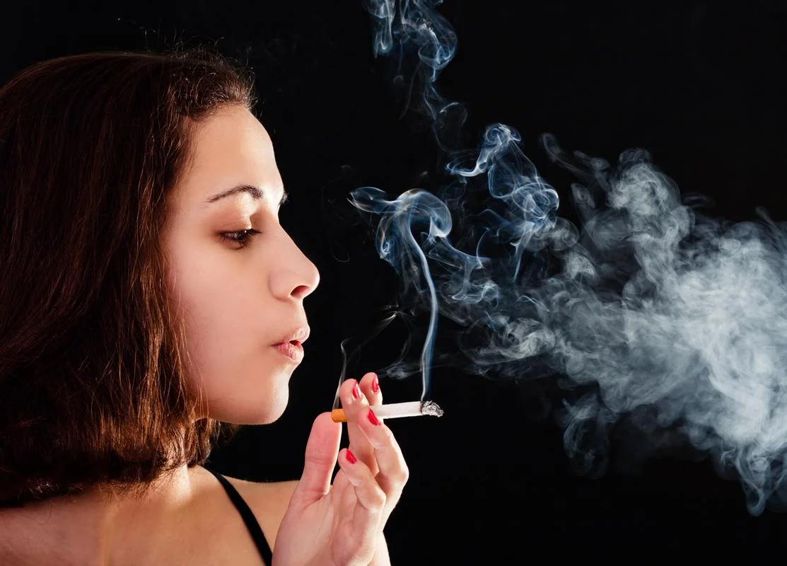 女人梦见自己抽烟上瘾_2