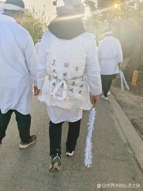 梦见穿白衣服办丧事_2
