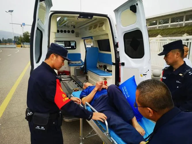 做梦梦见坐上救护车_2