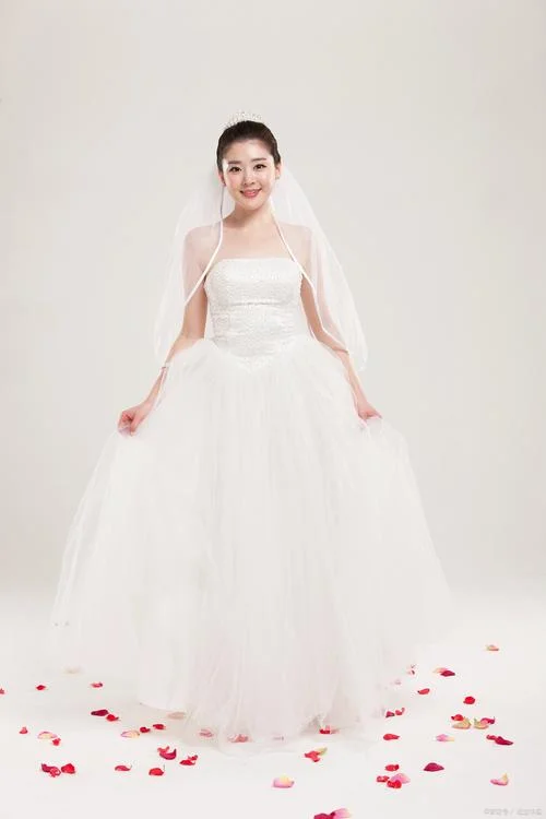 梦到穿婚纱的女人好吗_2