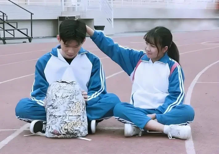 中学生应该早恋吗_1