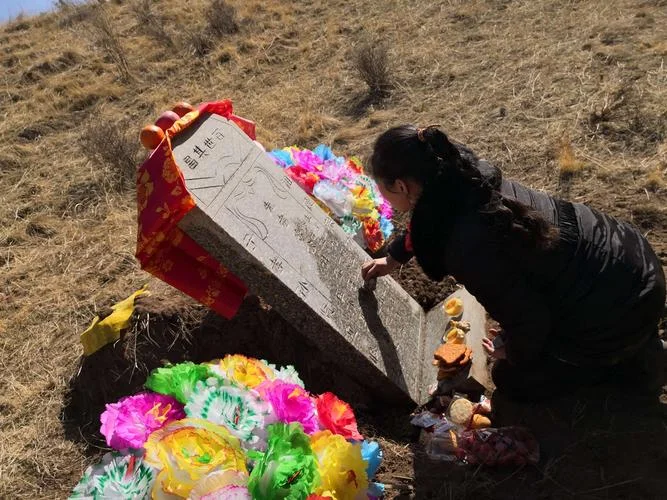 女人做梦梦到墓碑断了_2