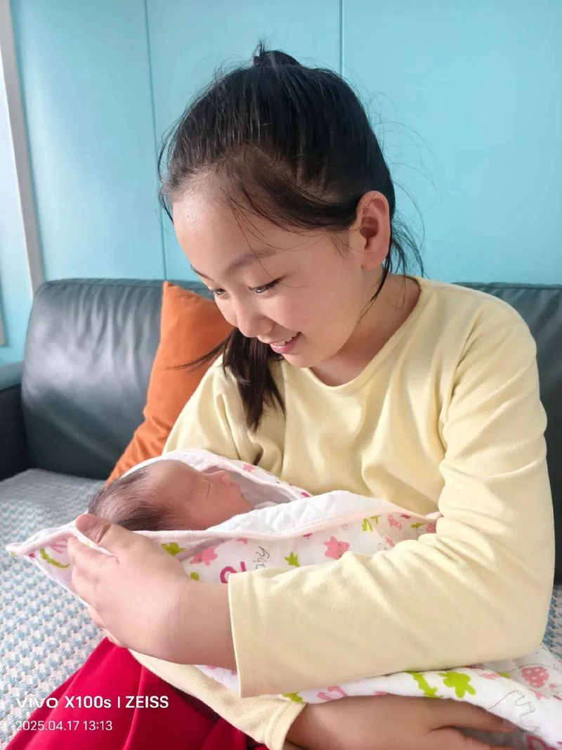 梦见抱个小孩_2