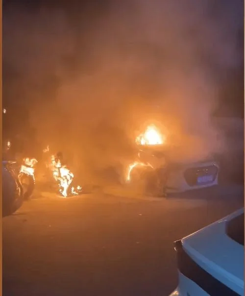 做梦梦见车丢了起火了_1