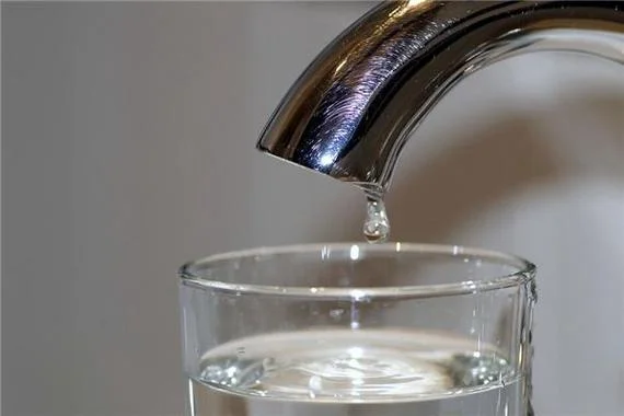 梦见屋里漏水我在接水_1