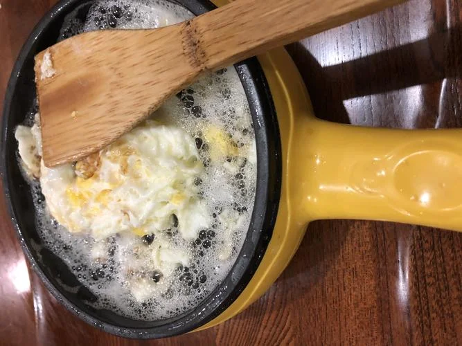 梦见煮鸡蛋锅漏了_1