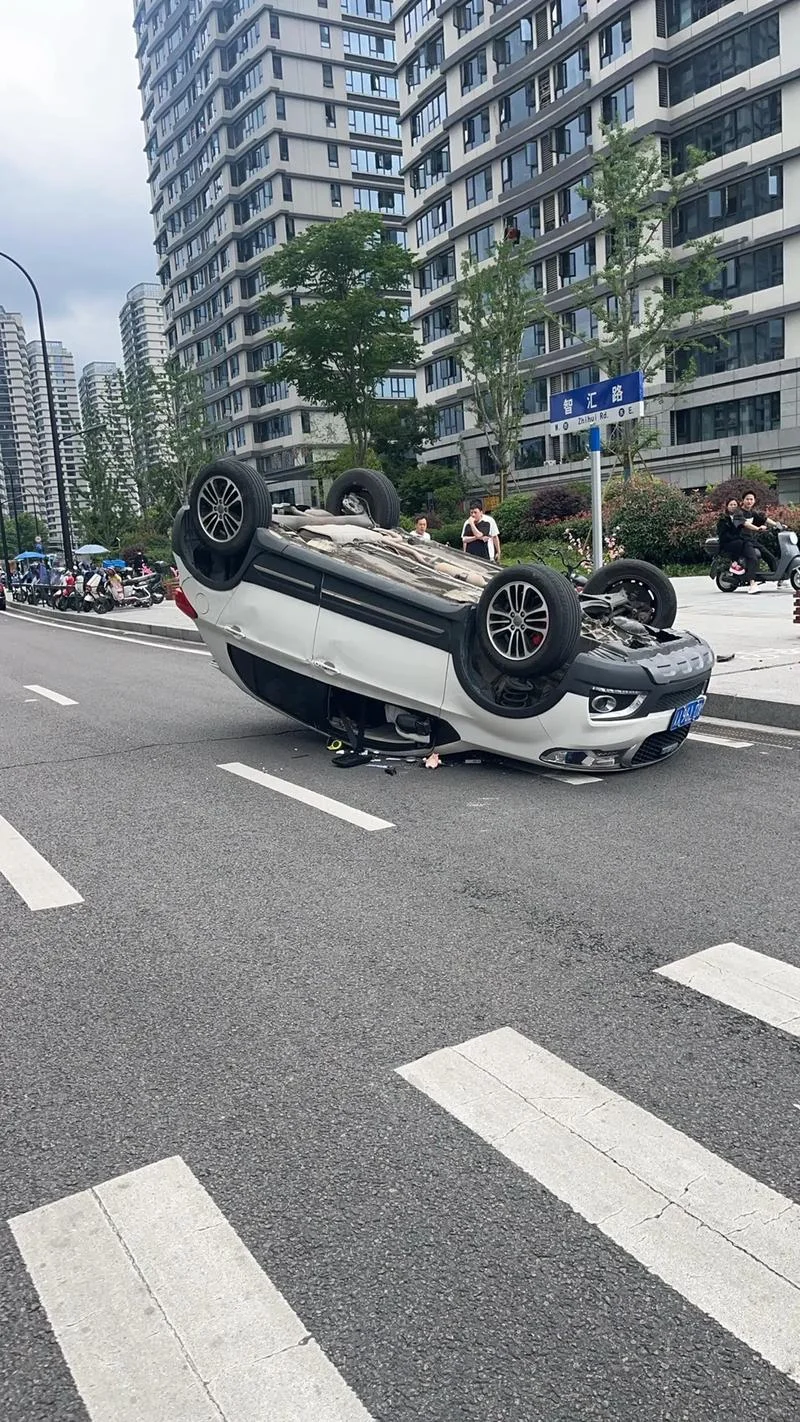 梦到自己开车翻车_1