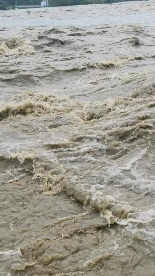 梦见下大雨路上水流成河_1