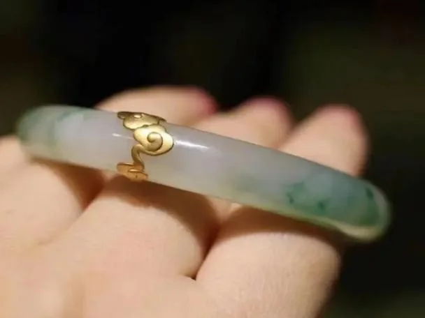 梦见自己戴的玉镯子断了_1
