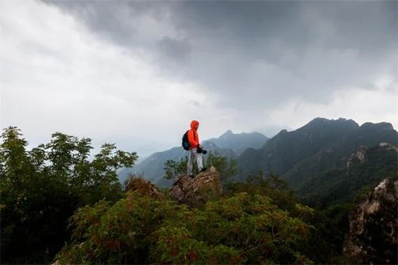 梦见翻越高山障碍_2