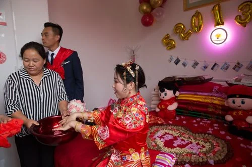 梦见自己亲戚家办喜事_2