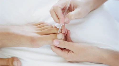 梦见剪脚趾甲落下一个_1