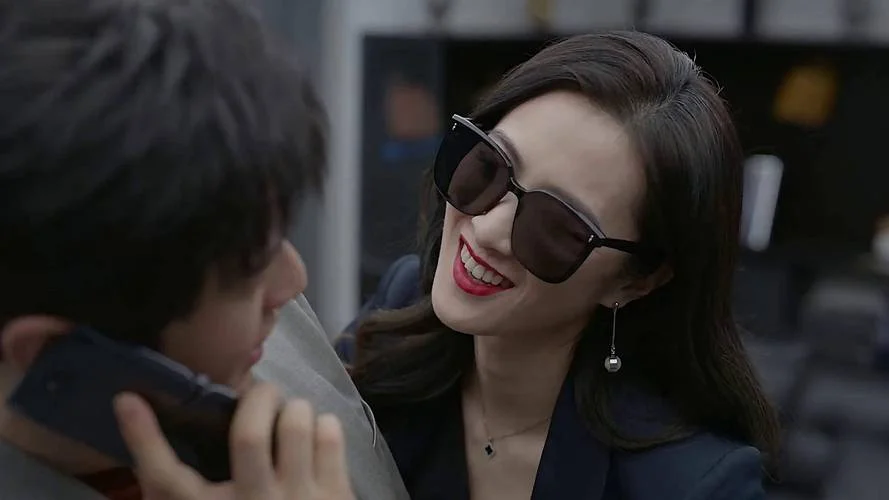 梦见美女投怀送抱是什么意思_1