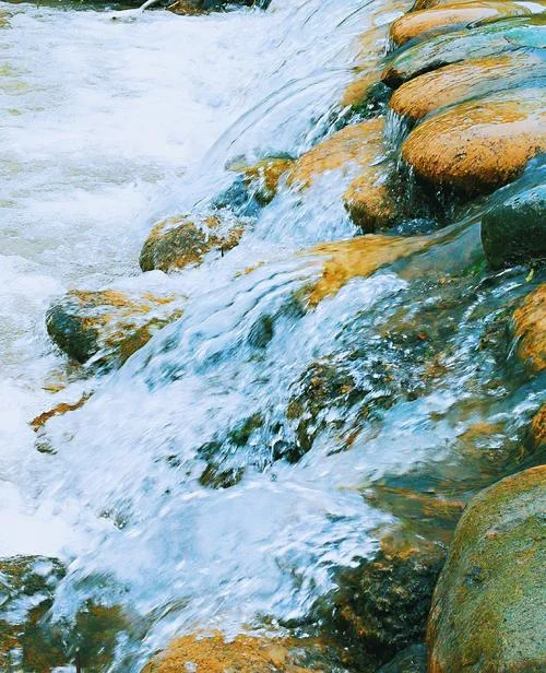 梦见清水流在自己身上_2