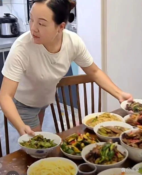 梦见嫂子做饭_2
