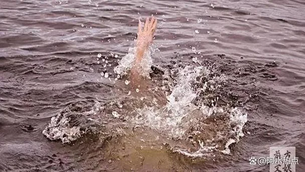 梦见孩子溺水_1