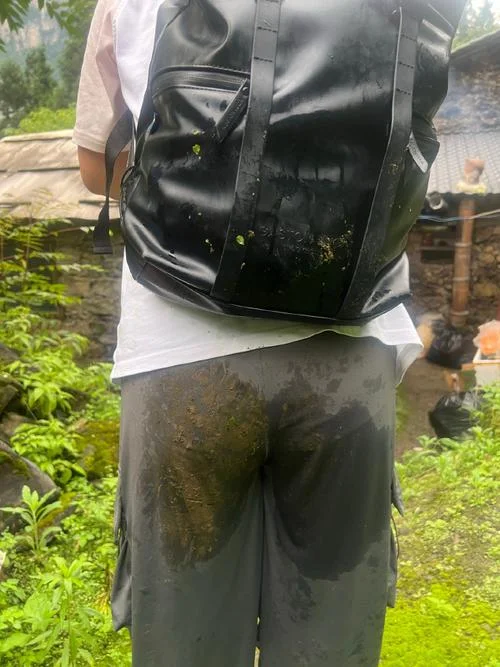 梦到粪便弄脏衣服_1