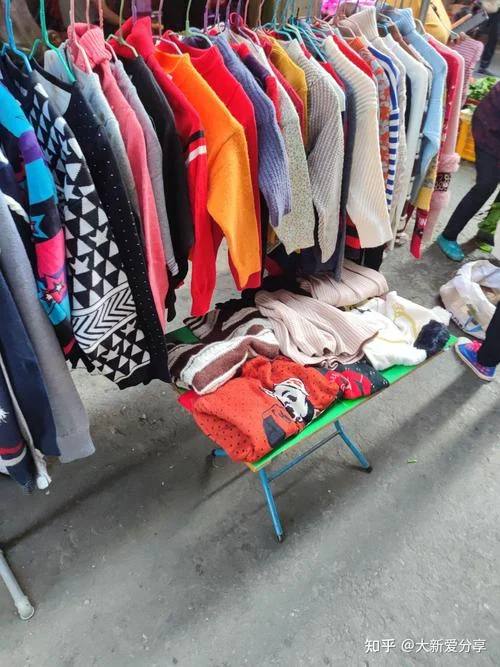 梦见摆地摊卖衣服很多_2
