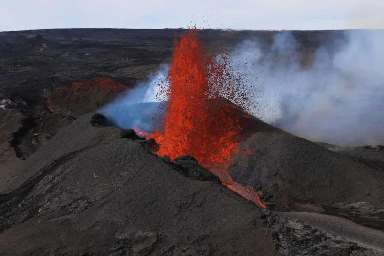 梦到火山爆发什么预兆_2