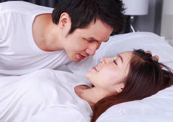 梦见情人睡在自家床上_1