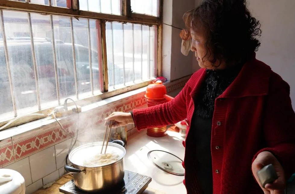 梦到去世的婆婆做饭_2