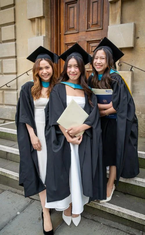 留学英国商我不易毕业_2