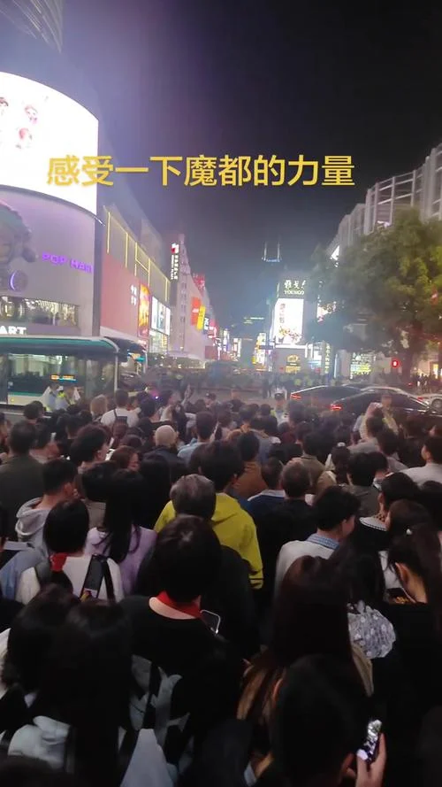 人潮拥挤下一句什么_1