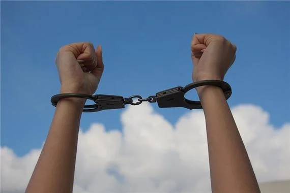 梦见被捉在床_2